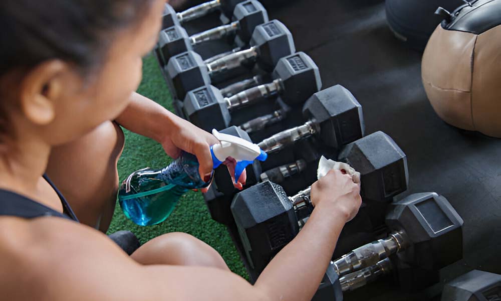 gym equipment cleaning